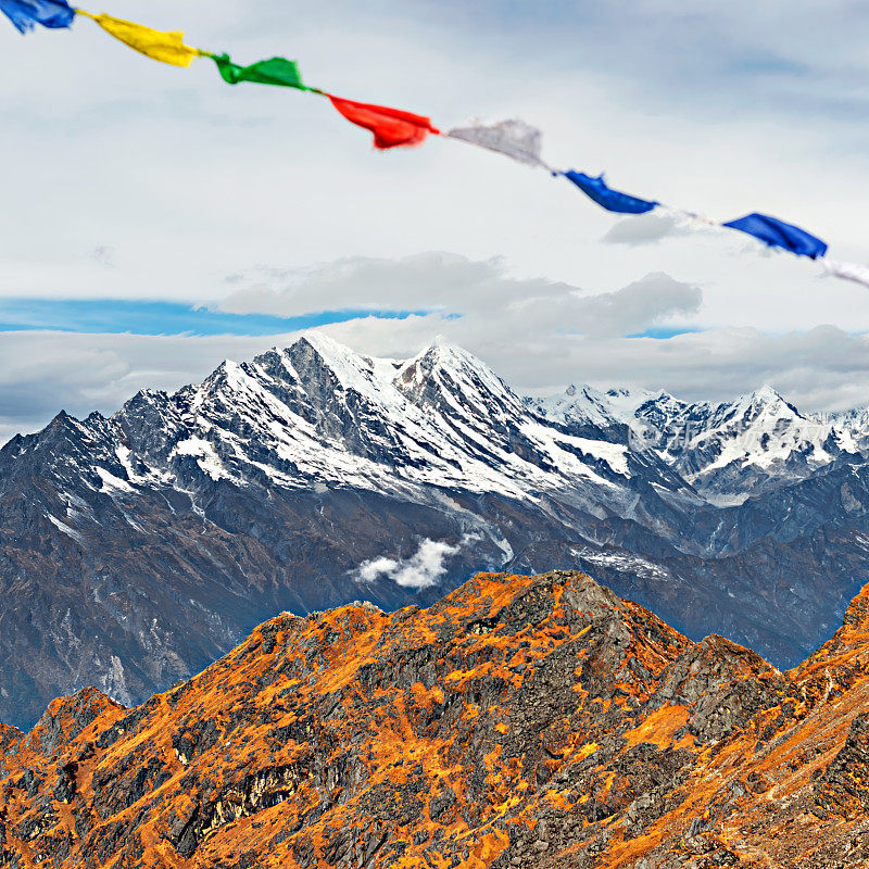 在尼泊尔的梅拉峰徒步旅行路线上，从极地Kharka到Zatrwa la Pass的Lukla徒步路线上的喜马拉雅山脉景观。
